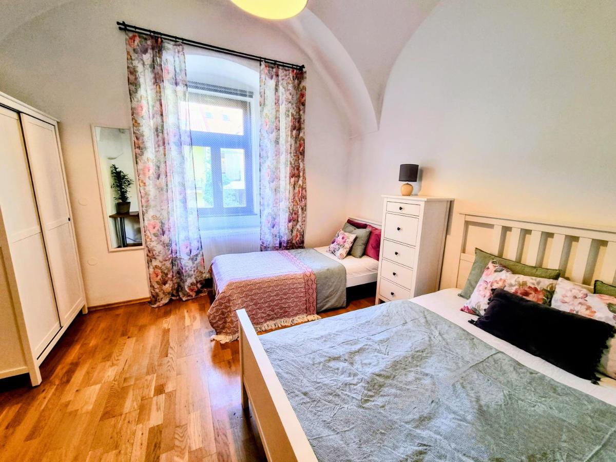Tobias Old Town Apartment with 1 free offsite parking - Bed and Breakfast Košice