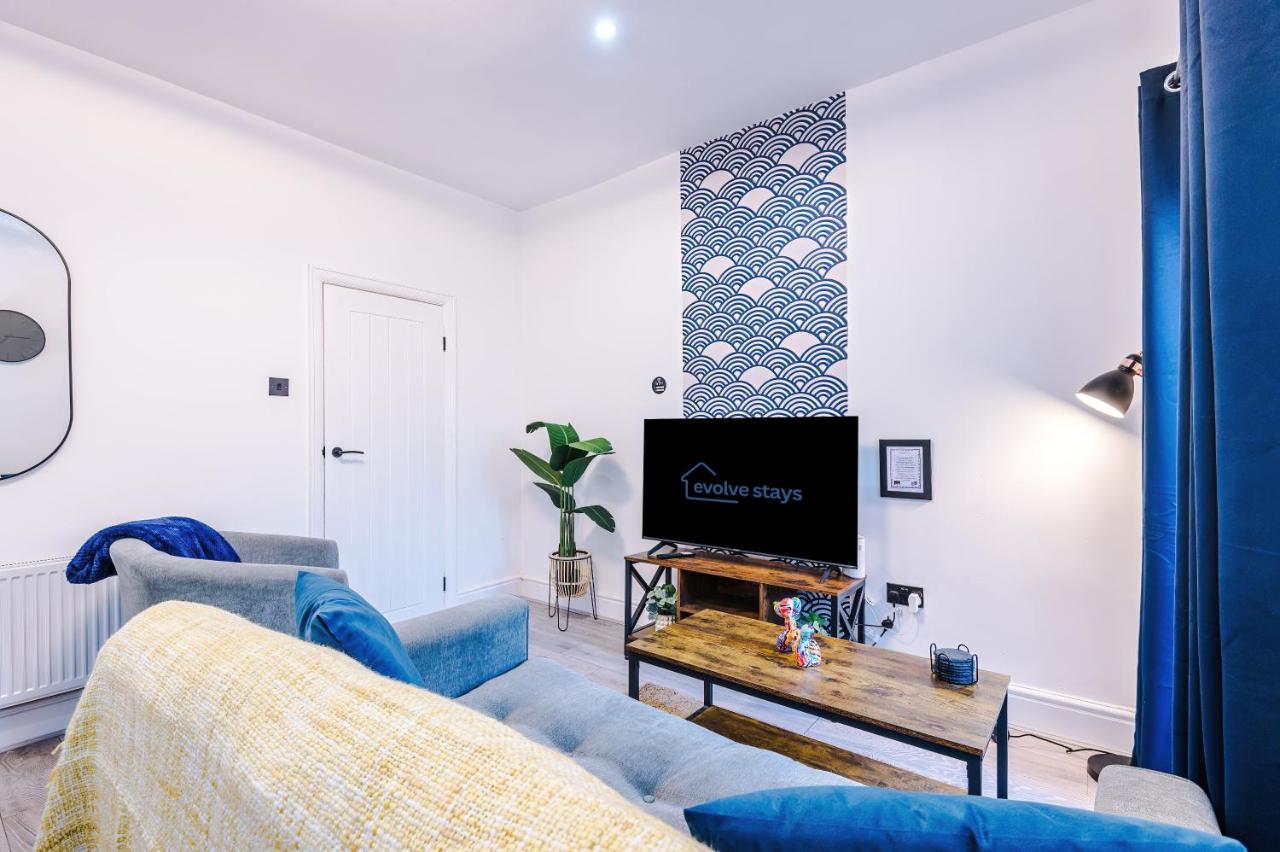 Stylish Salford Home, 3 Double Bedrooms, Stunning Decor, Free On Street Parking, Sleeps 8 Guests, Perfect For Families, Contractors, Group Stays - B&B Manchester