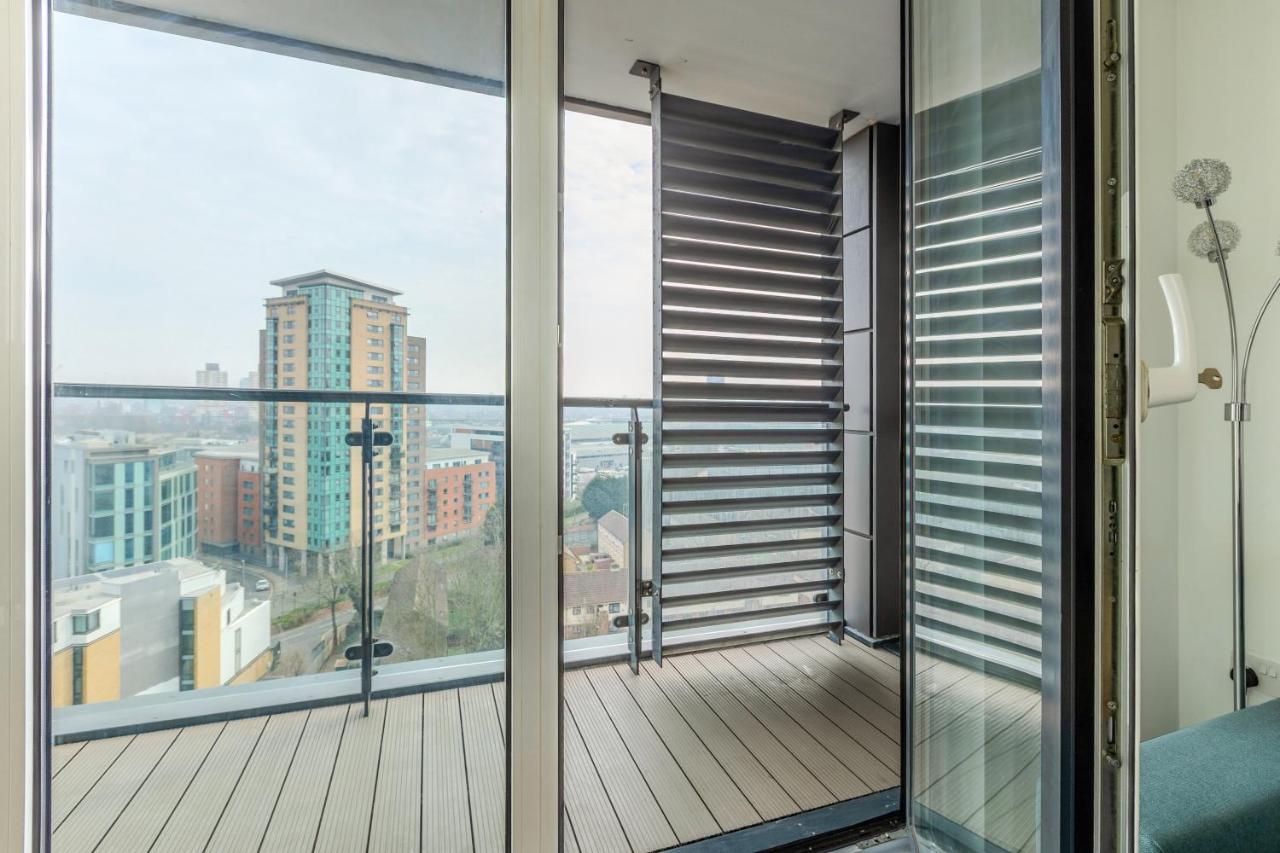 2BR Gem with Balcony 5 min Stratford Station - B&B Londra