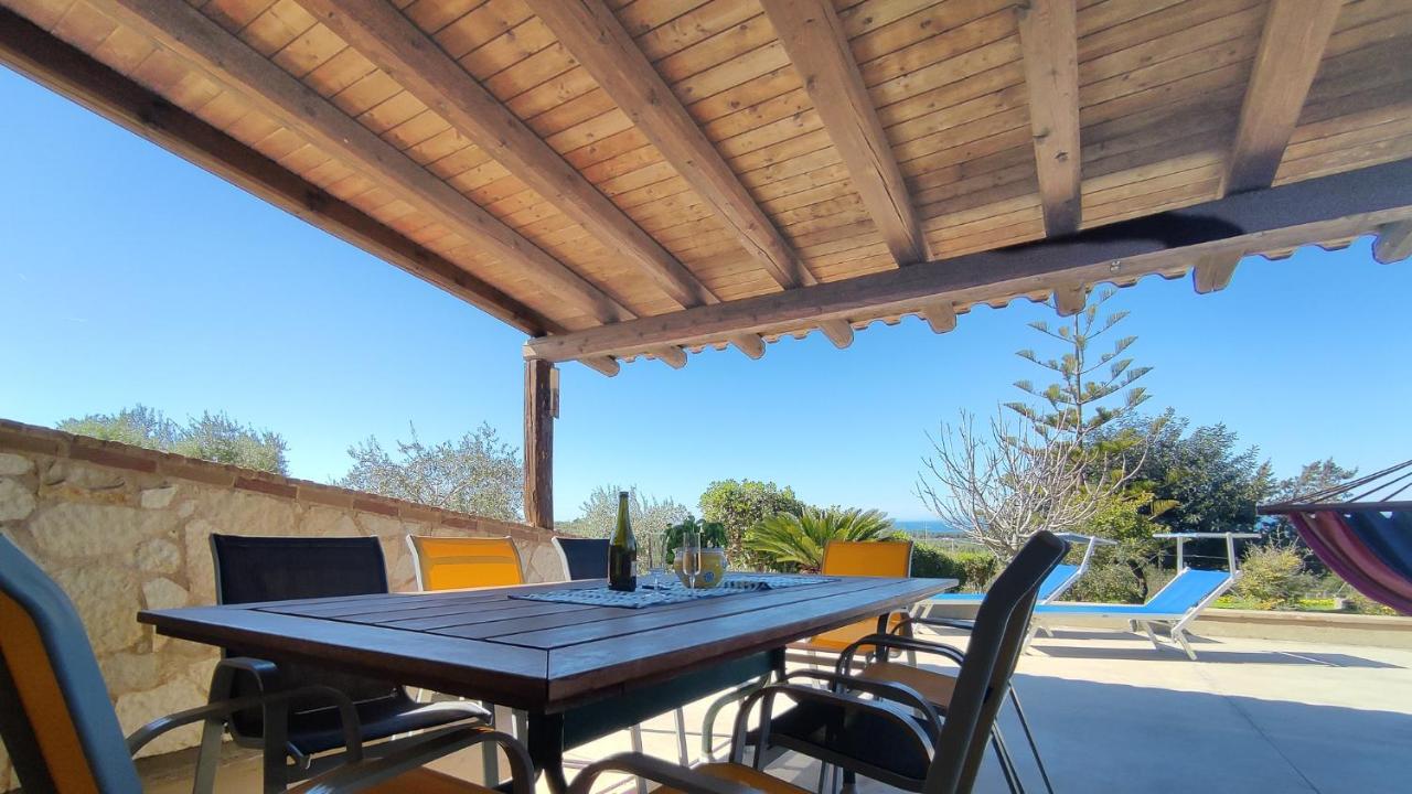 "Villa Asinara - Appartamenti Piano Terra con Giardino" - B&B