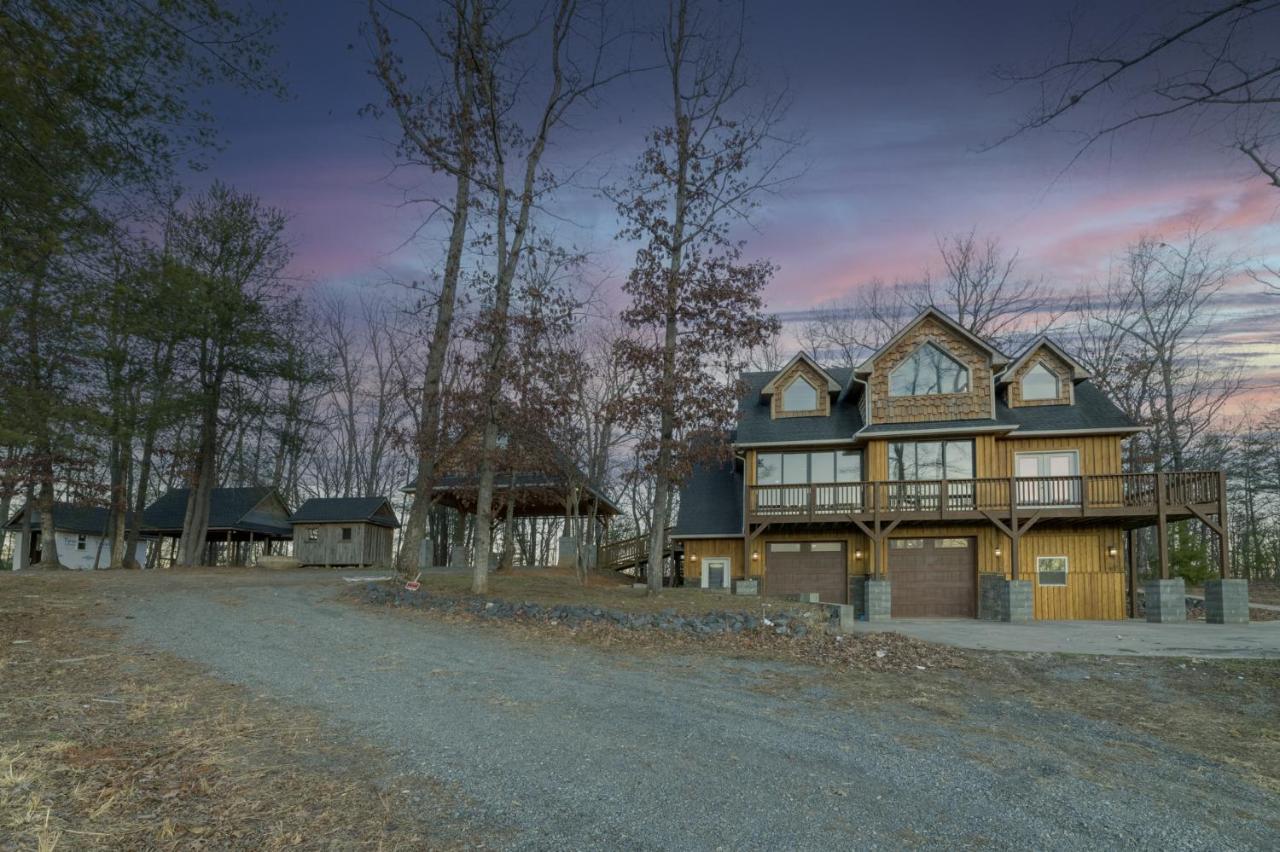 Ridgetop Hideaway 12-Guest Oasis with Hot Tub & Epic Views Near Winery Tours & Trails - Pets are allowed by request - B&B Madison