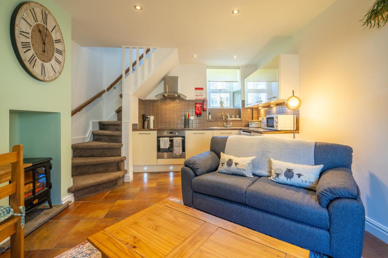Bell Cottage - Cockermouth is five minutes walk to pubs, restaurants and shops - B&B