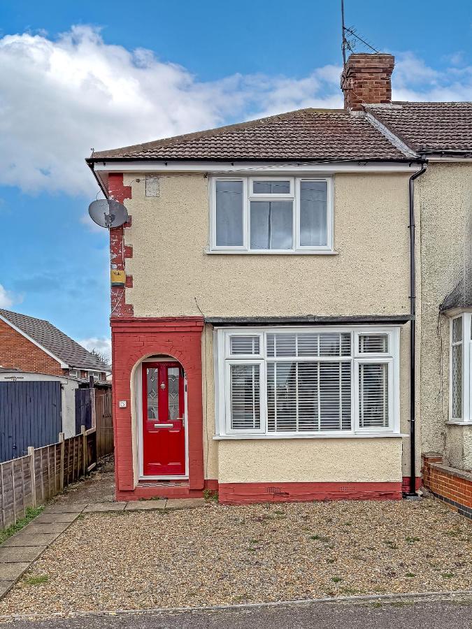 SPACIOUS STYLISH HOME, Foosball Table, FREE PARKING, Driveway, Garden & LAUNDRY ROOM, 2 DOUBLE BEDROOMS & LED Media wall - B&B Luton