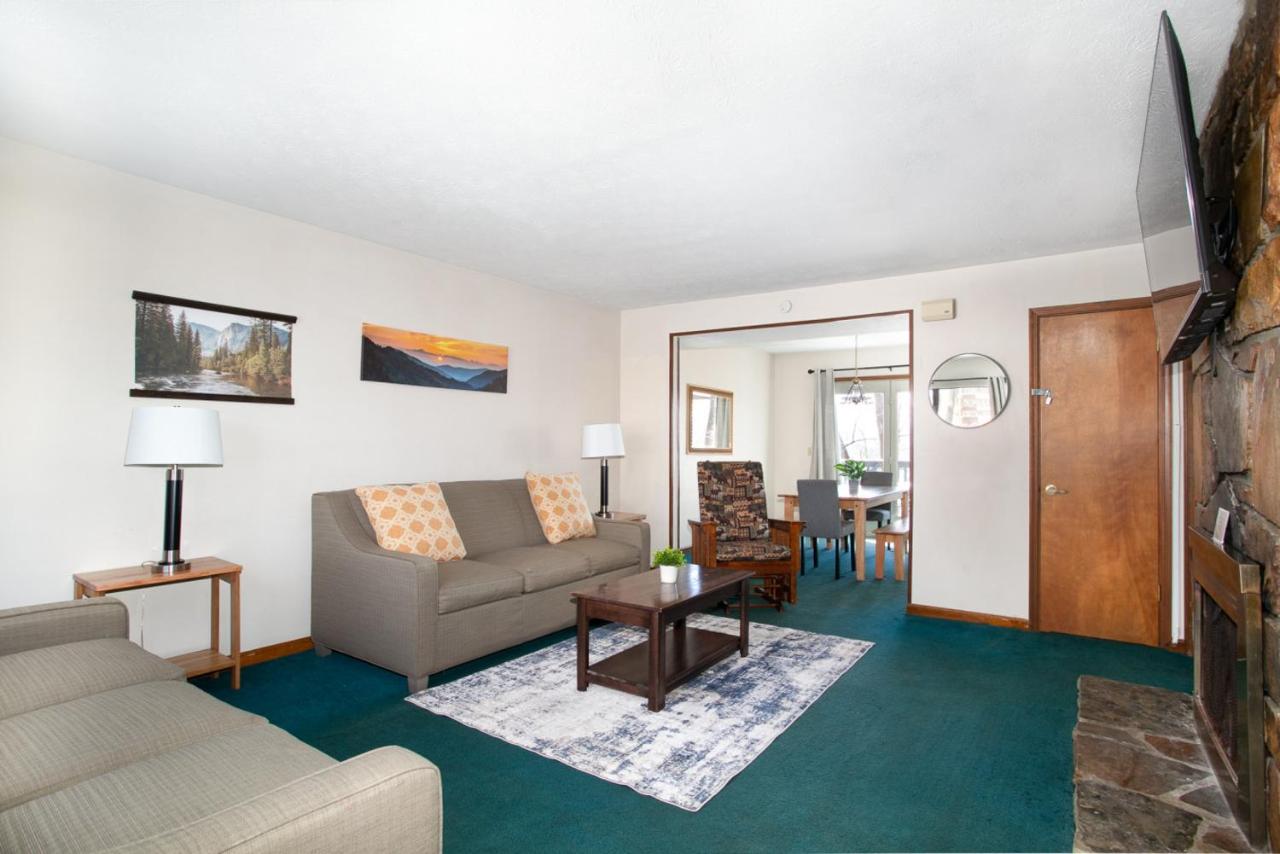 Hillside Hideaway Community Pool Grill MORE - B&B Pigeon Forge