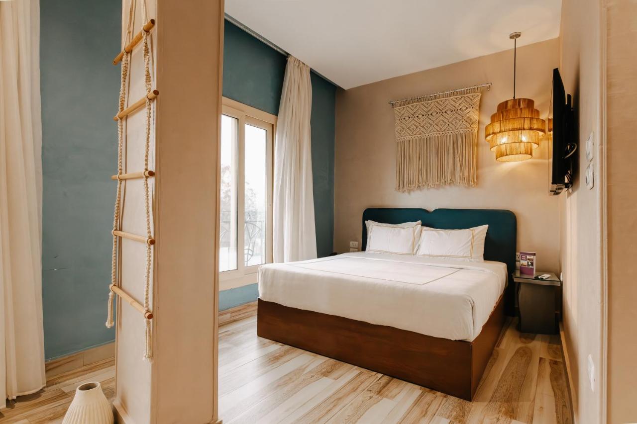 Superior Suite with Bath and Pyramids View