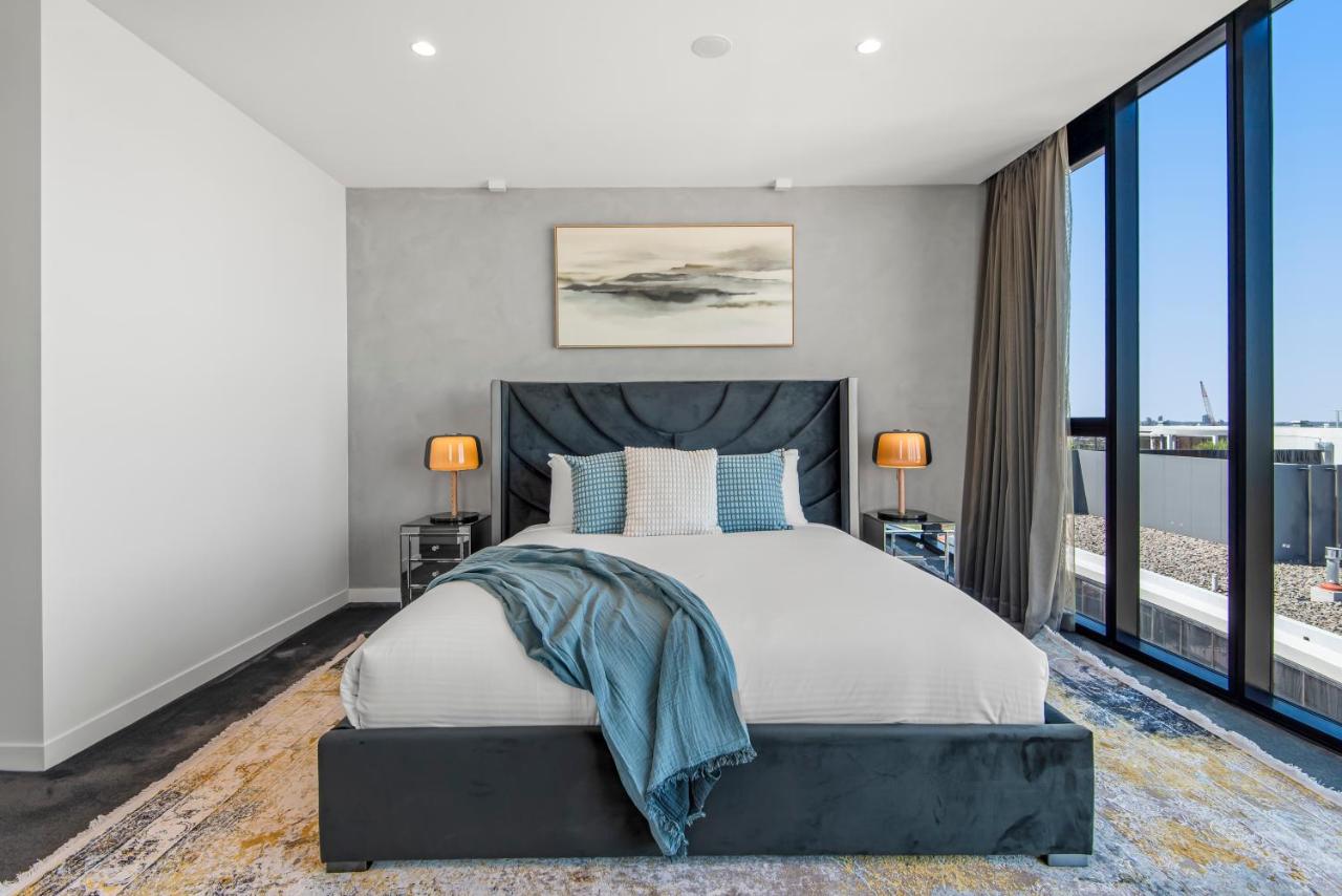 Four-Bedroom Apartment with City and Bay Views 2 Parking Spots
