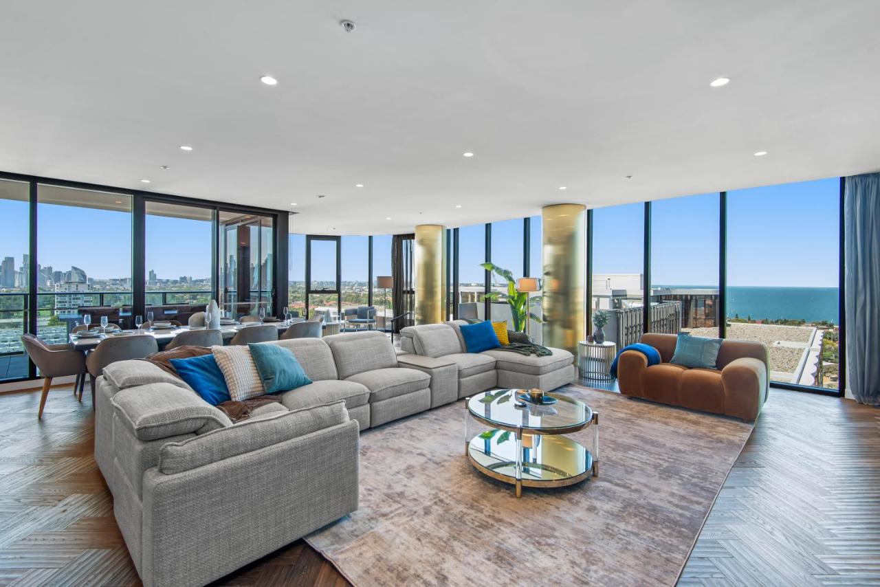 4 Bedroom Apartment on level 13 with City and Bay Views 2 Parking Spots