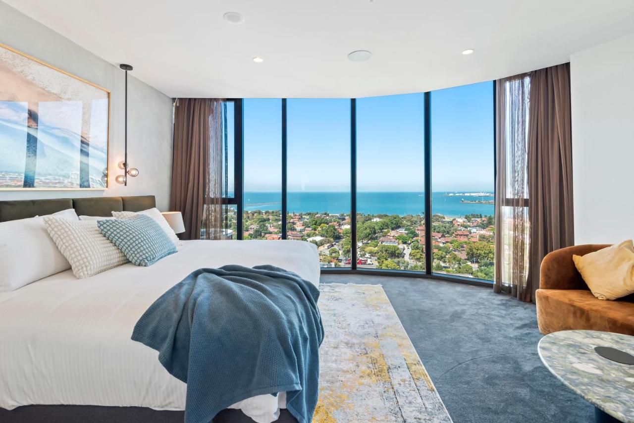 4 Bedroom Penthouse on level 15 with City and Bay Views 2 Parking Spots