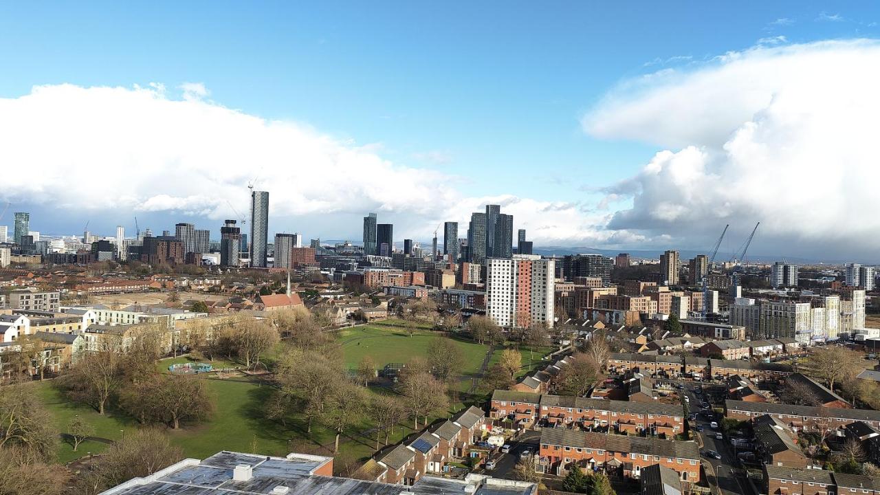 Bee Apartment Gateway - Work N Relax 500Mbps WiFi and Netflix - with Paid Parking and Balcony - Chambres d'hôtes Manchester