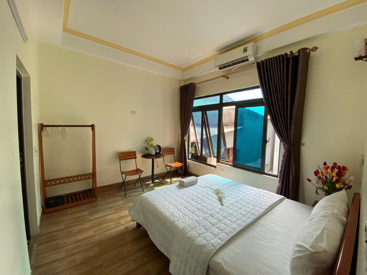 Zimmer mit Queensize-Bett und Poolblick