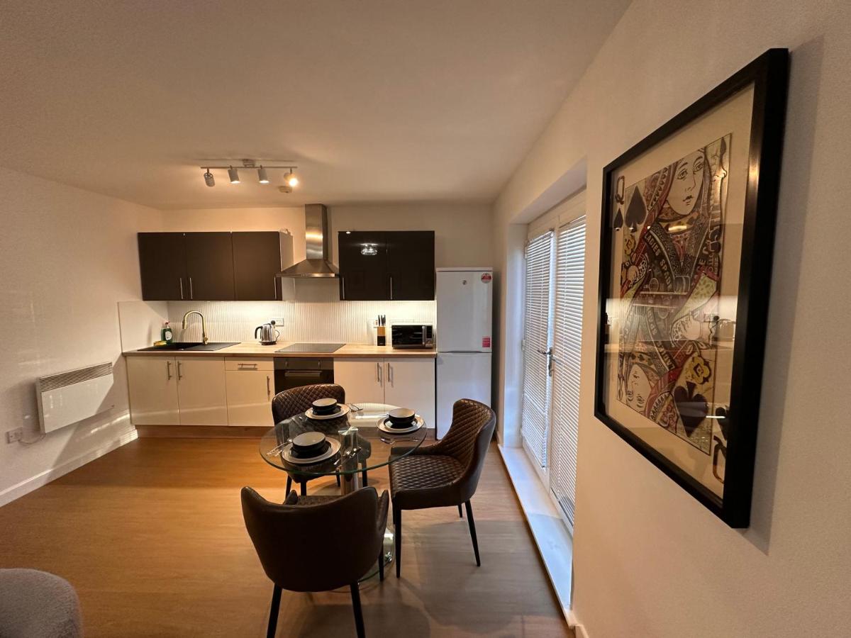 Centrally Located Modern 2 Bedroom Apartment, Minutes Walk to AO Arena - B&B