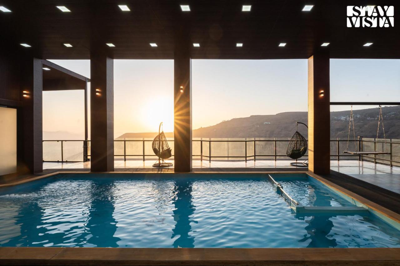 StayVista at Auburn Dusk with BBQ & Pool - Chambres d’hôtes