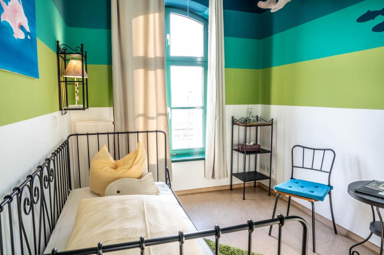 Small Single Room with shared toilet (no shower)