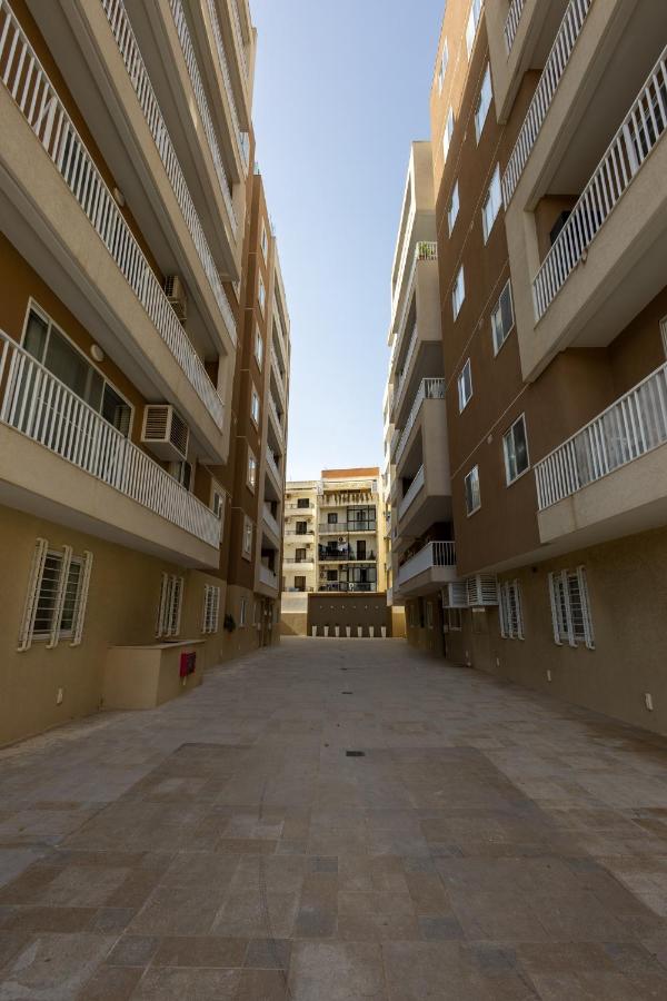 Modern 3BR w Terrace Near Beaches & Restaurants - Bed and Breakfast