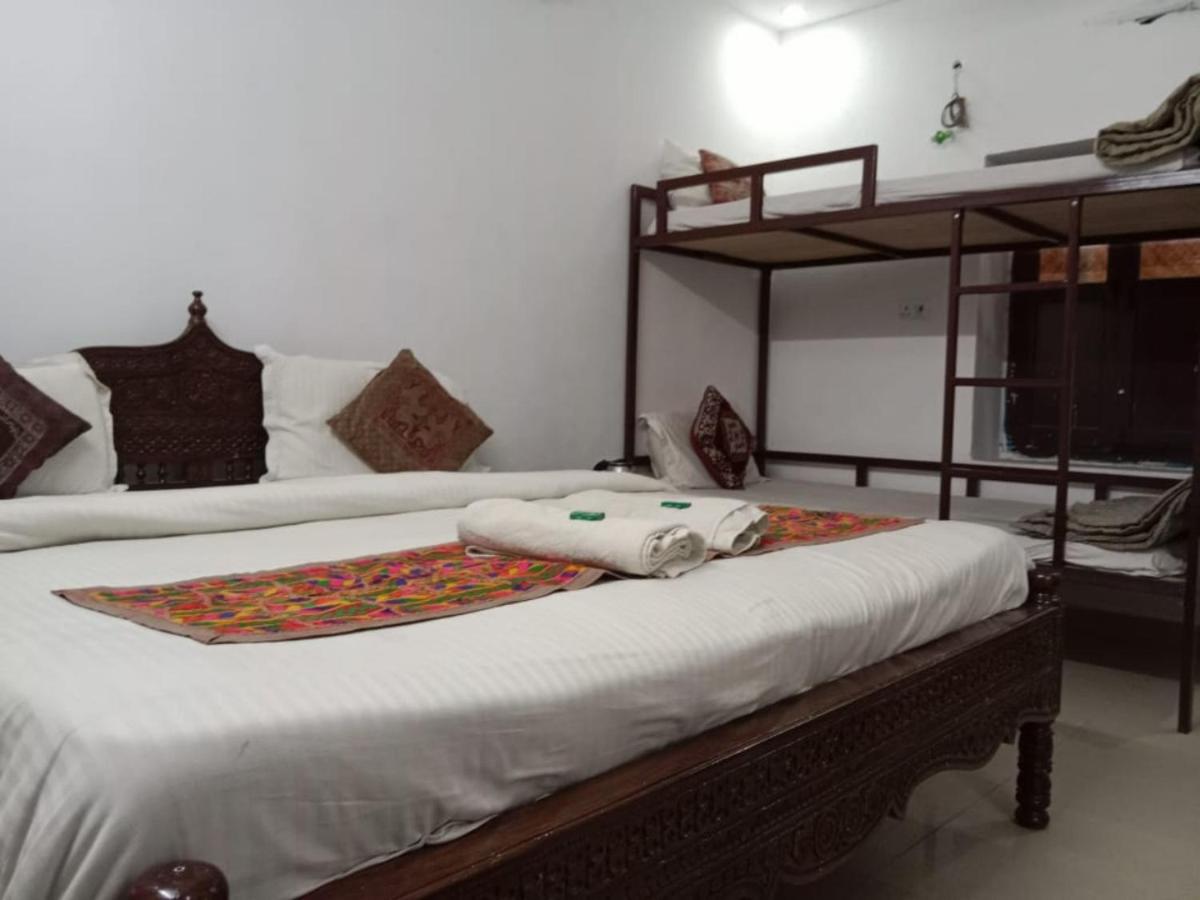 Cama en habitación femenina compartida de 4 camas