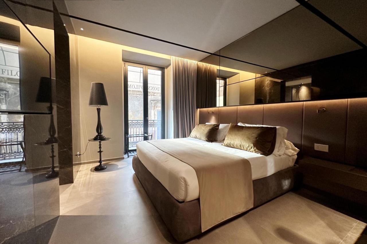 Habitación con cama extragrande y bañera de hidromasaje
