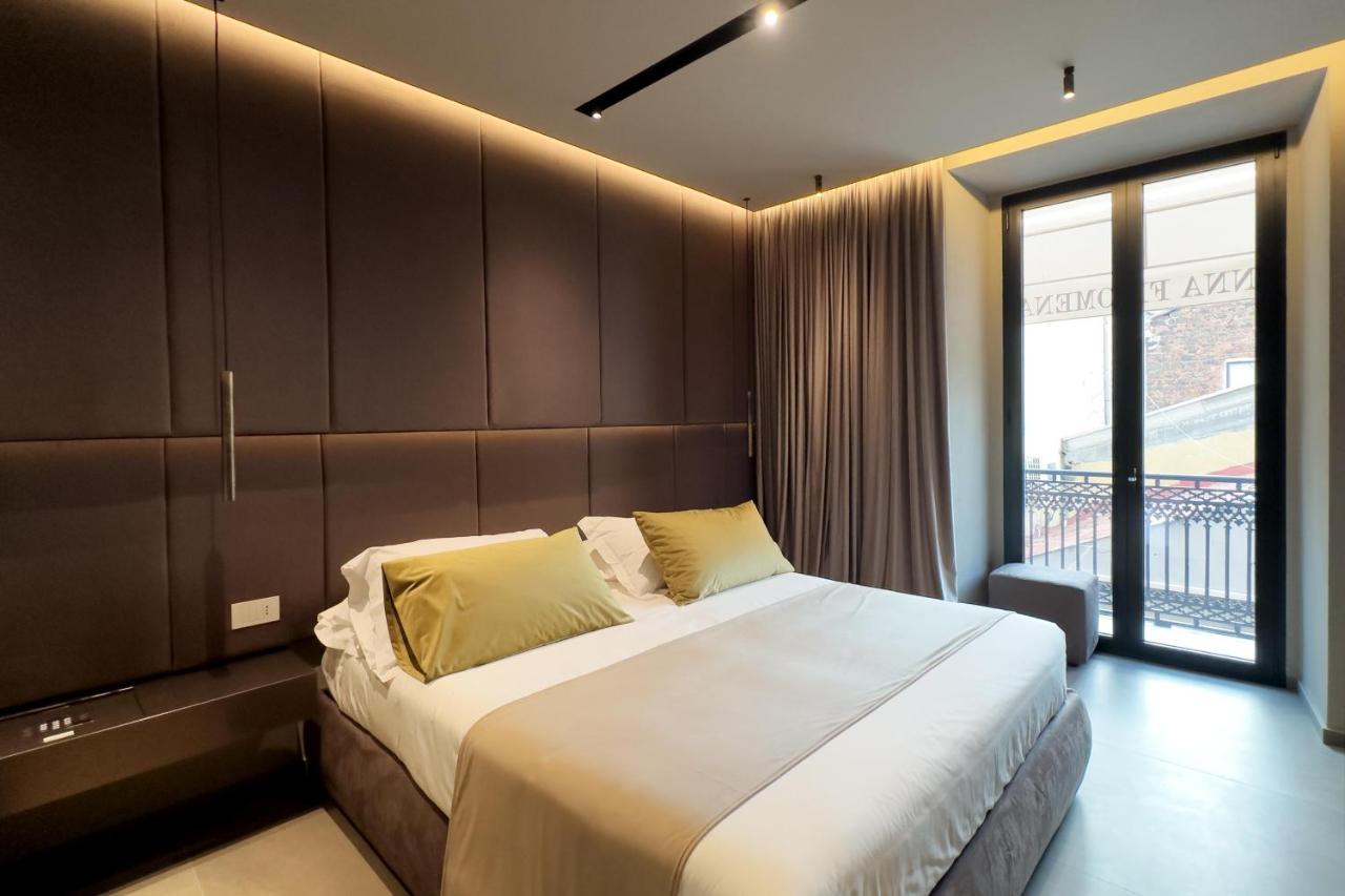 Habitación con cama grande y bañera de hidromasaje