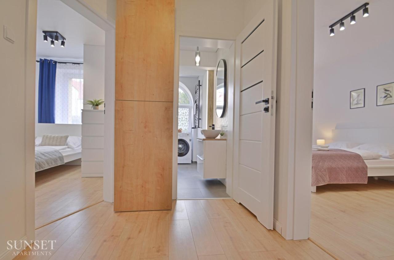 Sunset Apartments - Wyszyńskiego - rodzinne apartamenty tuż obok Parku Zdrojowego - Chambres d'hôtes Świnoujście