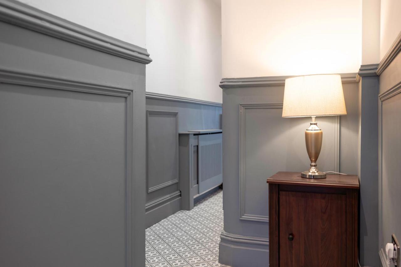 Victorian 2BR Apartment, King Beds, Fast WiFi, Near Shops, Cafes & Transport, E17 - Chambres d’hôtes