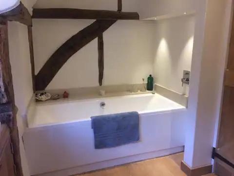 Come and Stay in our Charming Cottage - B&B