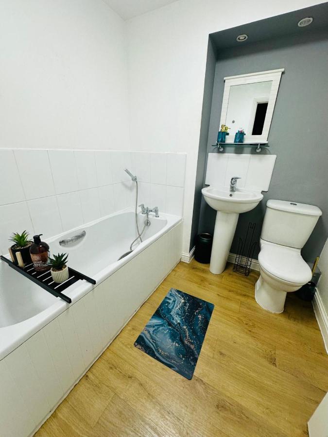 Outstanding Modern Glasgow Flat Luxury King Bed - Bed and Breakfast