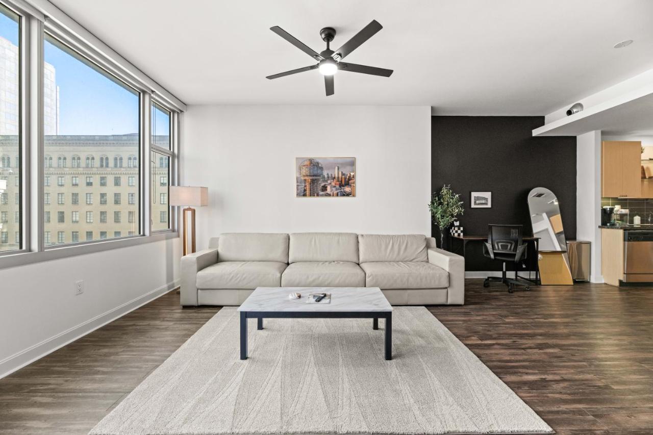 Modern Downtown City View High-Rise with Balcony, Gym, Pool, Free Parking 7th Floor - B&B