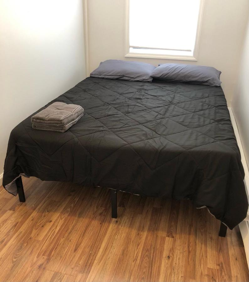 Private one-bedroom one-bathroom apartment with private street entrance in convenient area - B&B Perth Amboy