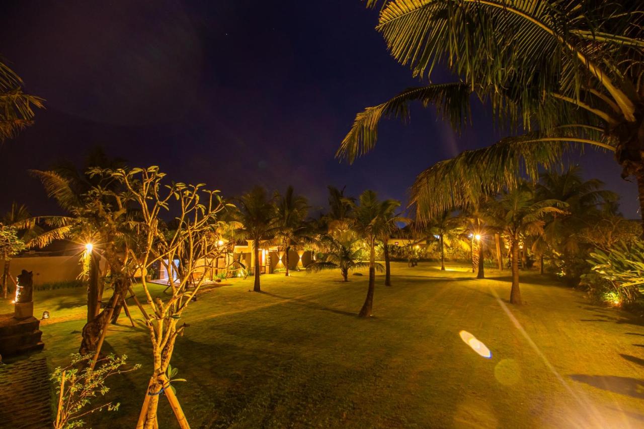 Deluxe Double Room with Side Sea View