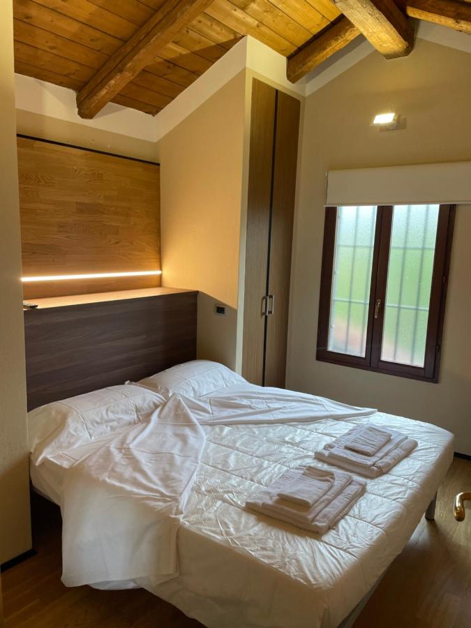 Habitación con cama extragrande y vistas a la piscina