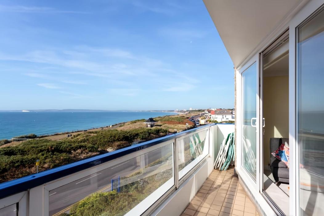 Coastal Views-2 bedroom, 2 bathroom flat in Southbourne with balcony and panoramic sea views - B&B