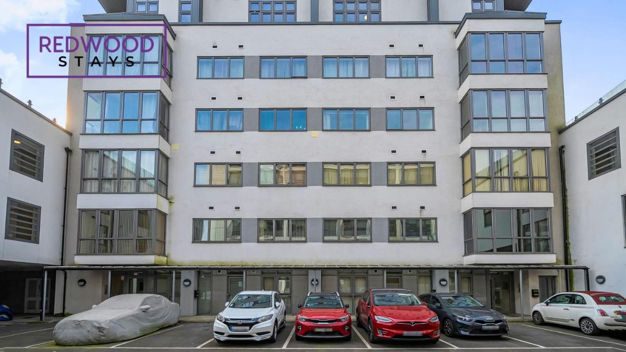 PREMIUM SERVICED APARTMENT IN BASINGSTOKE TOWN CENTRE WITH FREE PARKING, FREE WiFi AND NETFLIX, PERFECT FOR BUSINESS STAYS, FAMILIES, RELOCATIONS, EXTENDED STAYS, AND EMERGENCY ACCOMMODATION by REDWOOD STAYS - B&B Basingstoke