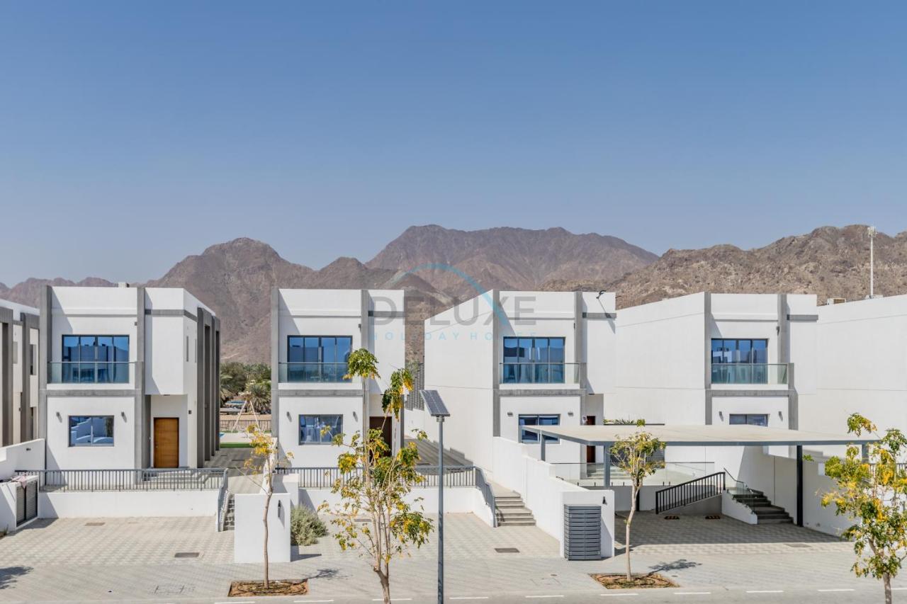 Pool and Sea Views 4BR and Maids Room Villa with Private Pool, Kid's Pool and BBQ Facility, Sharm - Al Dana Villa, Al Dana Island by Deluxe Holiday Homes - Chambres d’hôtes