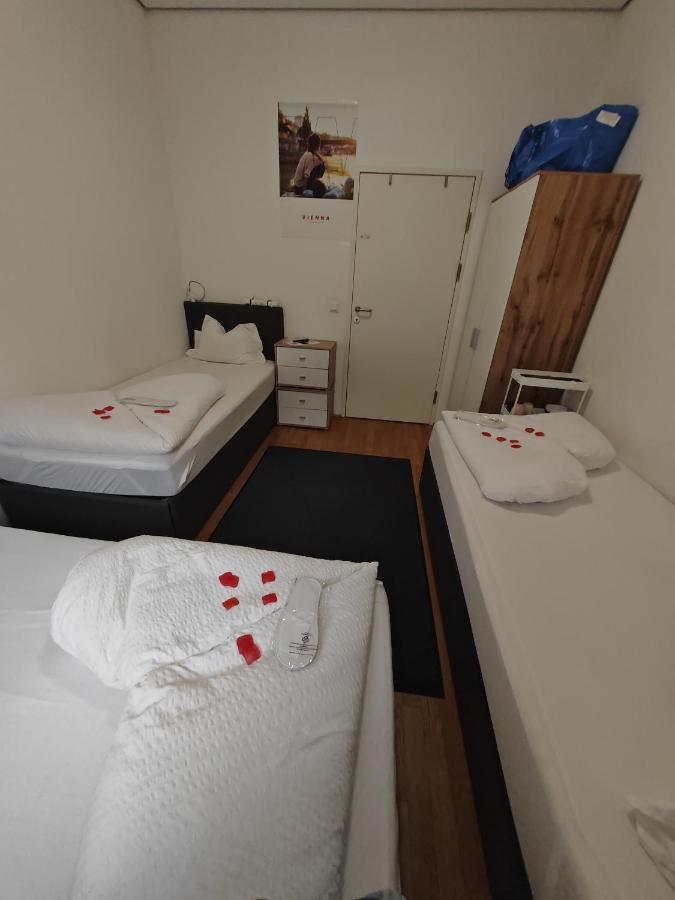 Dreibettzimmer mit Gemeinschaftsbad