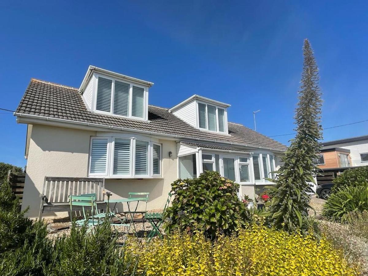 Baywatch Mawgan Porth Spacious Home sleeps 9, Games room, Parking & Garden - Chambres d'hôtes Mawgan Porth