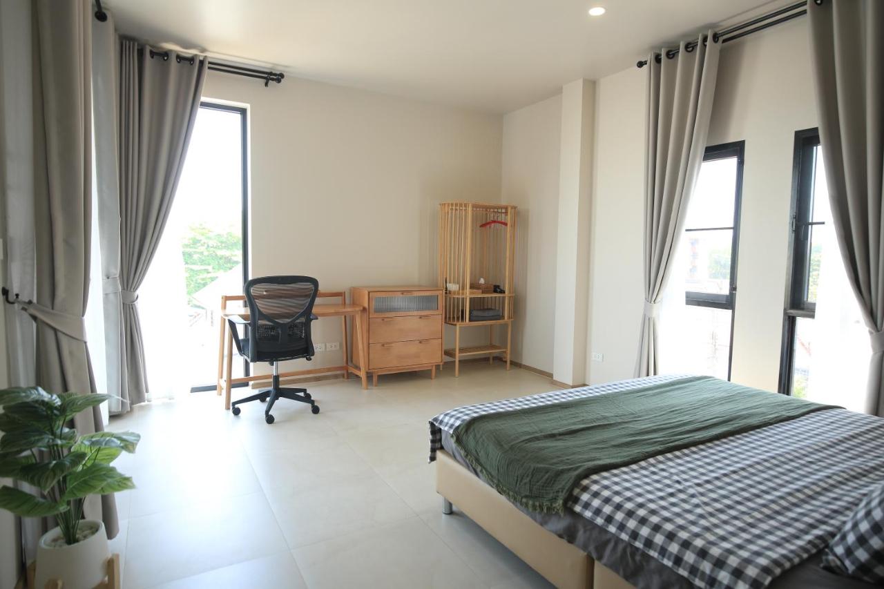 Habitación con cama extragrande y balcón