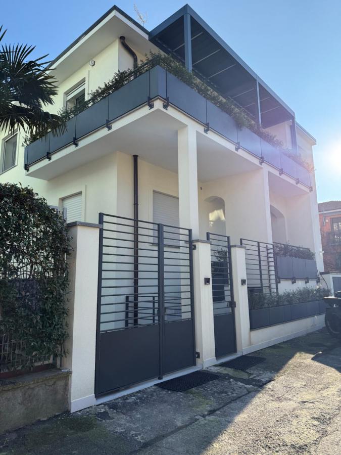 White House Villa con posti auto Milano - Bed and Breakfast Milaan