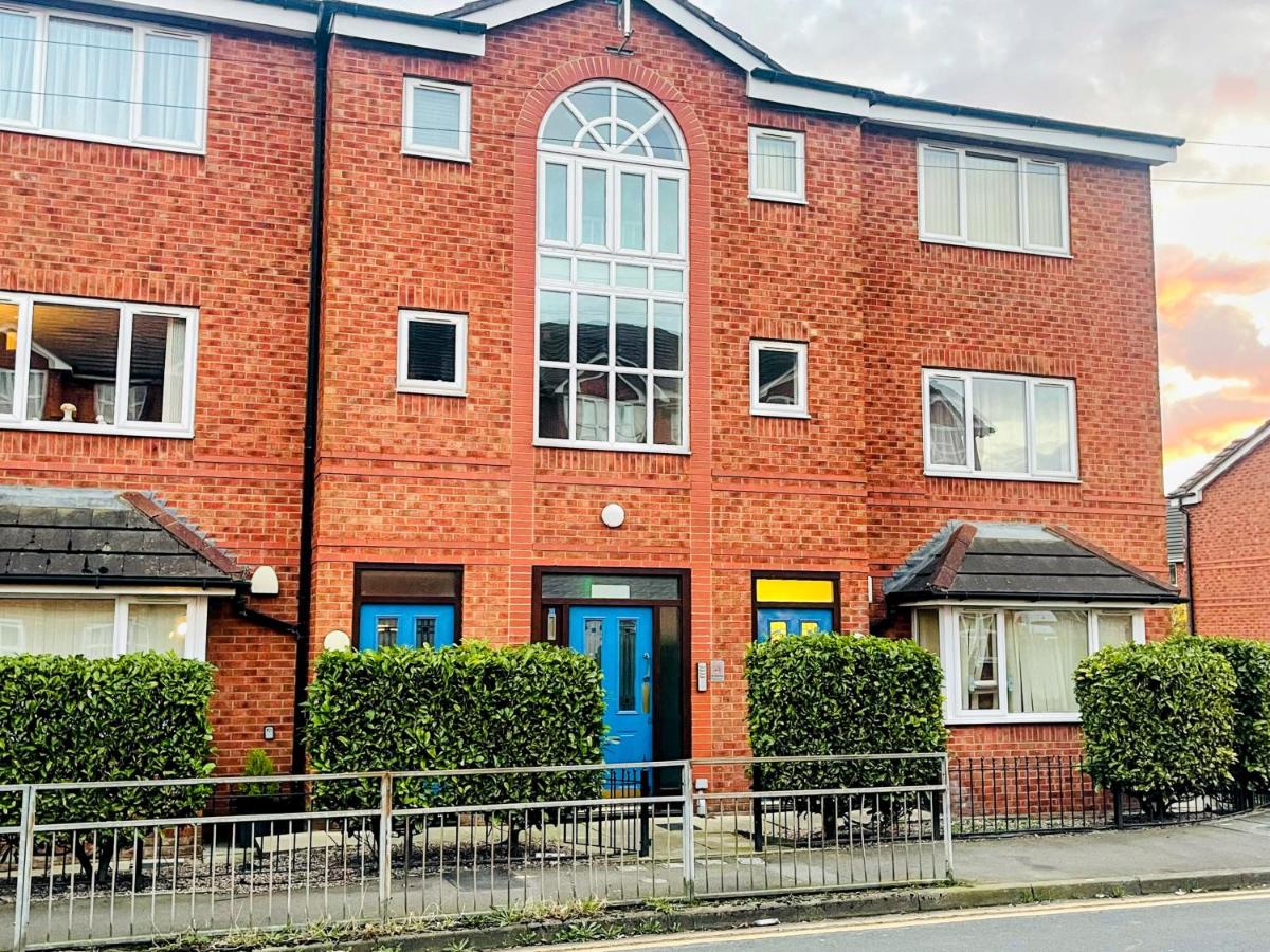 Golborne 2BR Gem with Free Parking and Spacious Remote Work - B&B
