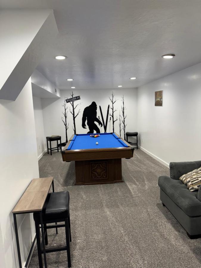 Photo Op with Sasquatch 2 min to walk Silver Mtn - B&B Kellogg