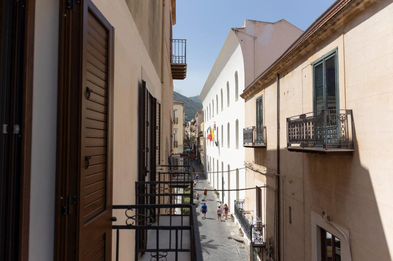 Ruggero 156 Apartments - B&B Cefalù