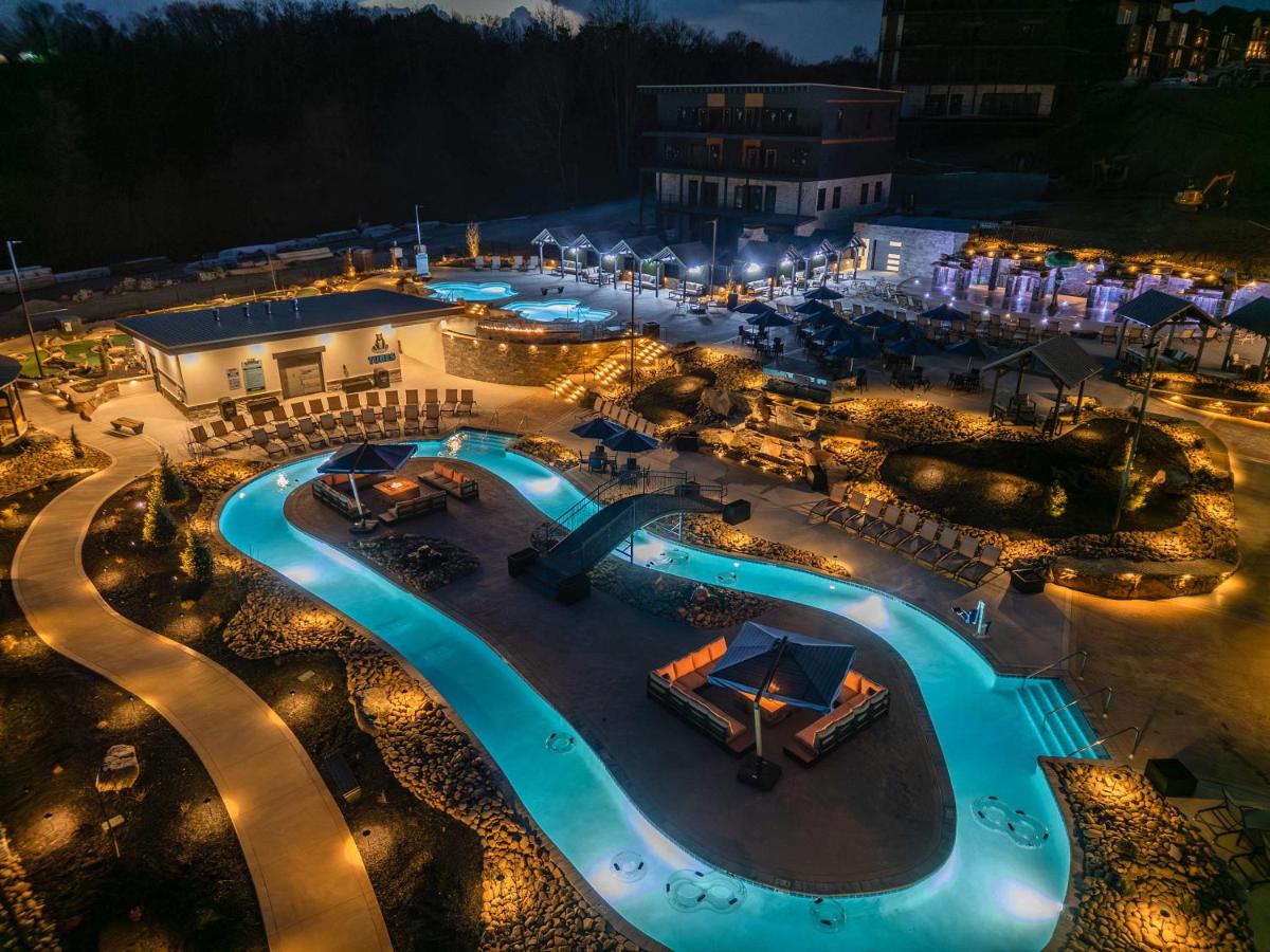 5 BD Cabin, Water Park, Indoor Pool, 10 Mins to PF, Sleeping Space for 27, Hot Tub, Seasonal Waterpark with Pools, Splash Pad and Lazy River, Movie Theatre, Game Room, Fire Pits, Year Round Indoor Pool, Views, 24 Hr Hospitality, Great for Families - B&B Pigeon Forge