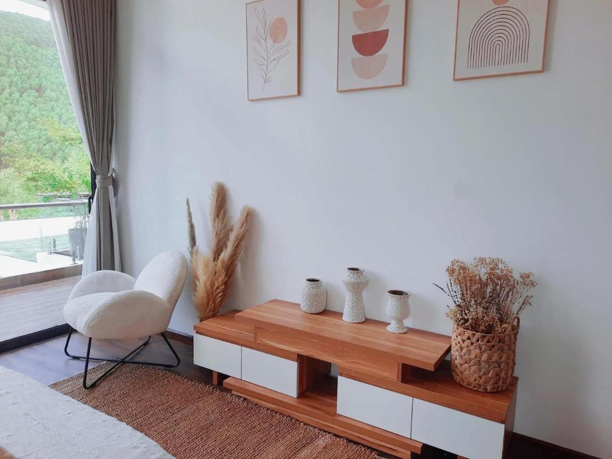 Zimmer mit Kingsize-Bett und Bergblick
