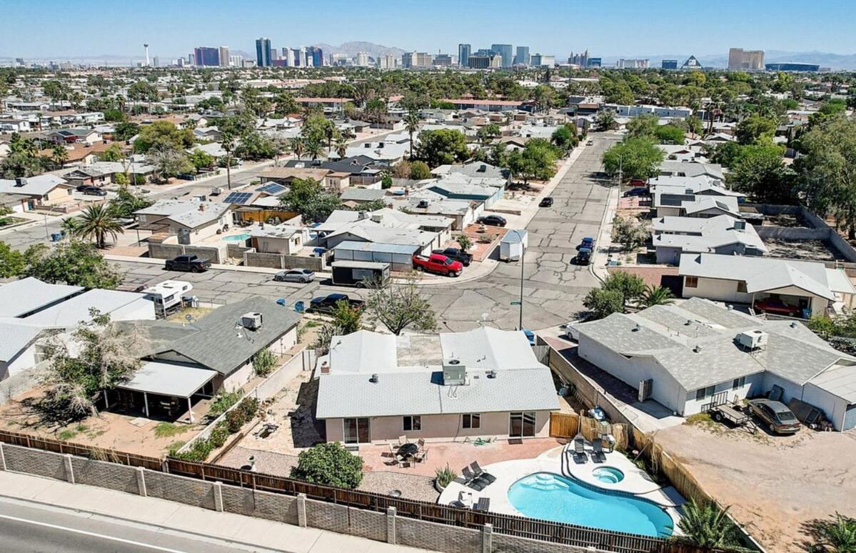 Pool & Hot Tub! Centrally Located, Less Than 3 Miles to The Strip! - B&B
