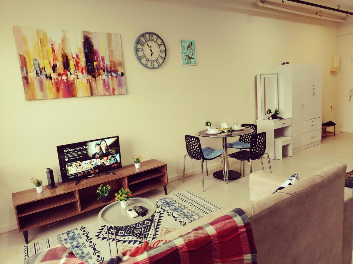 F2-18-03 Castle Suites Tamarind WiFi Netflix FreeParking - Bed and Breakfast Cyberjaya