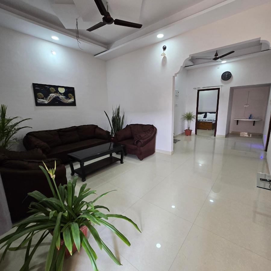 Leela home stay -Jabalpur - Luxury 2BHK apartment-N2 - B&B