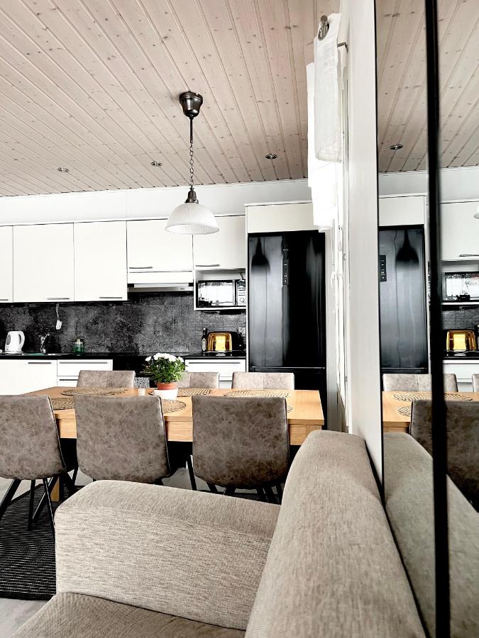 Kulta Villa, keskellä Vuokattia sisältyy Sauna, ilmainen Pysäköinti, Wi-Fi, 65smartTV, oma pieni piha alue, sopii perheille - B&B Vuokatti