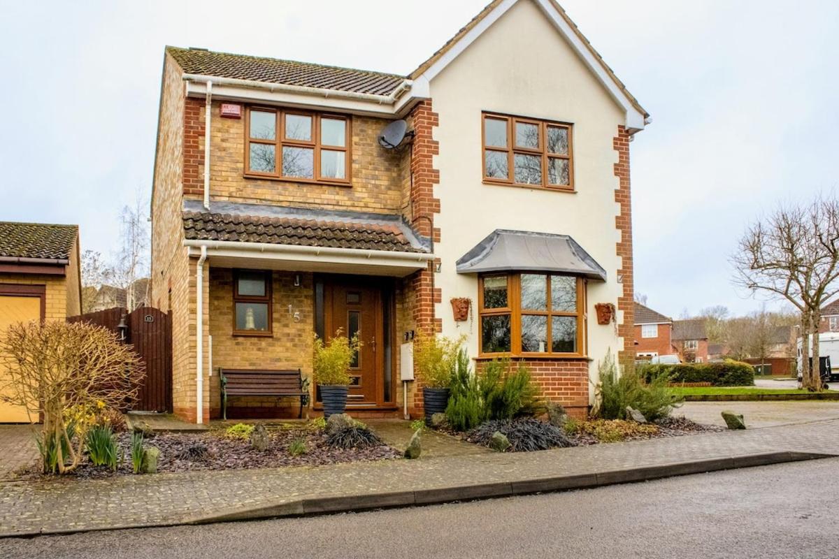Spacious 4 Bedroom Home in Milton Keynes - Private Parking & Spacious Garden - B&B Milton Keynes