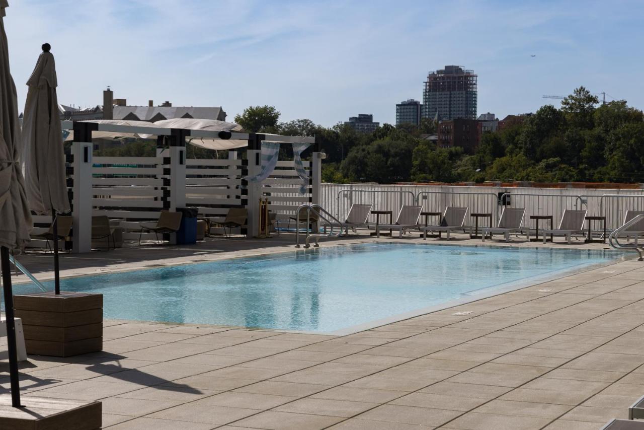 Chic Holiday Loft 10 Min to NYC with City View, Pool & Gym, Sleeps 6 - Ferienwohnung Jersey City