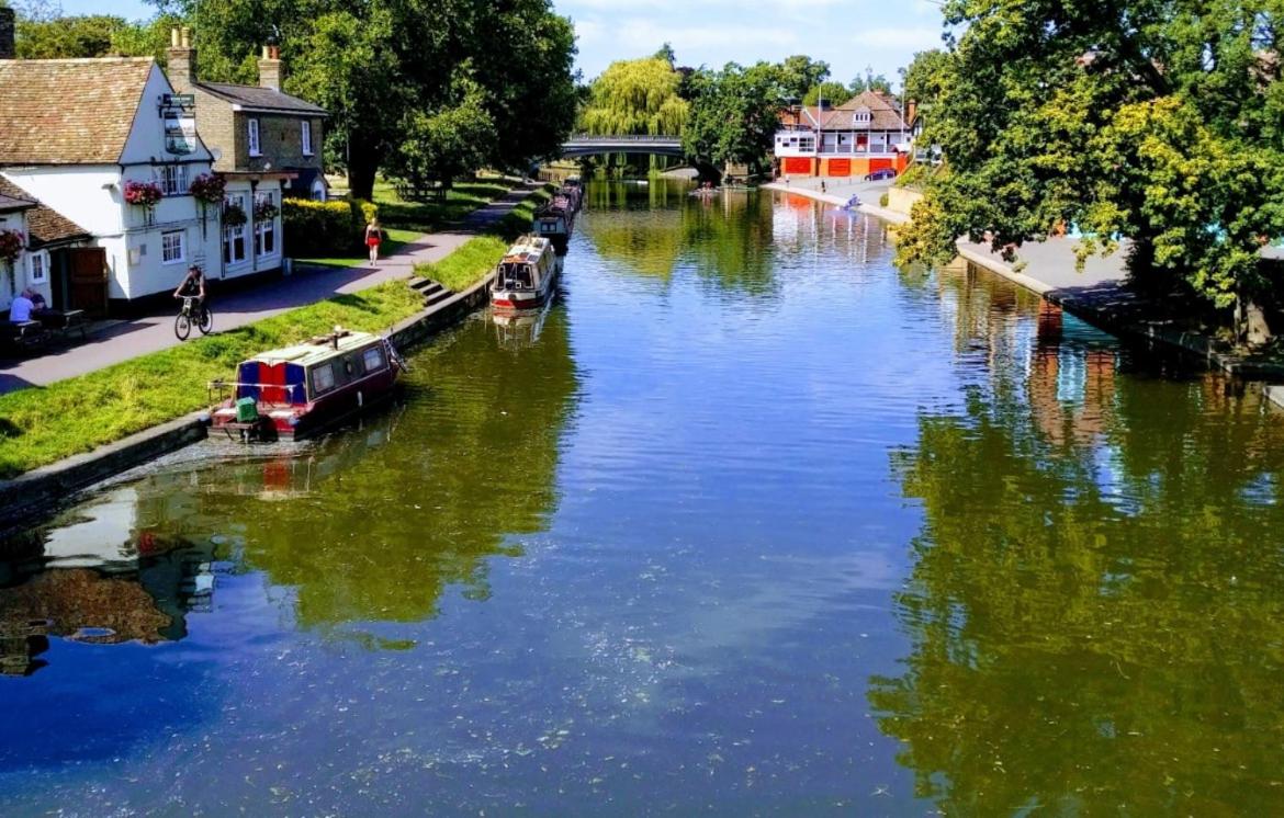 Central with River Views - B&B