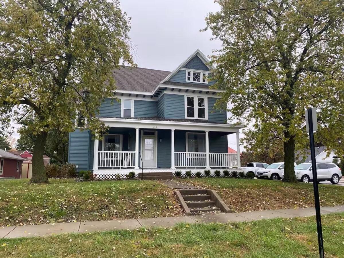 Blue House on Main - Pet Friendly - B&B