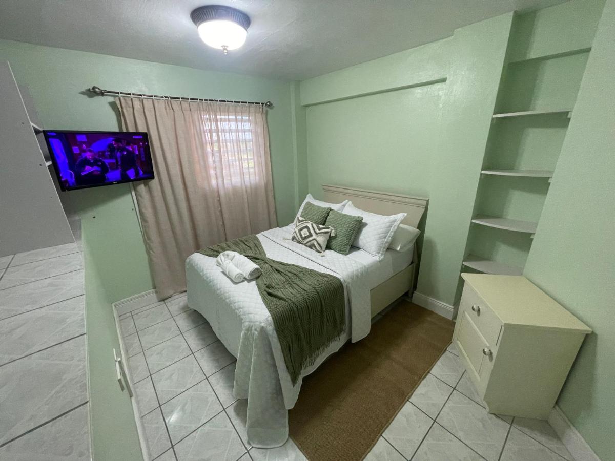Modern North Side Hideaway with Aircon - B&B